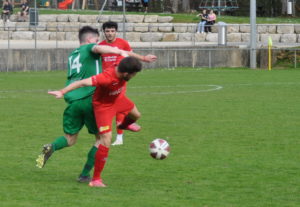 Vérissimo Felix (à dr.) au duel avec Yohan Collaud (14), sous le regard de Daniel Melo.