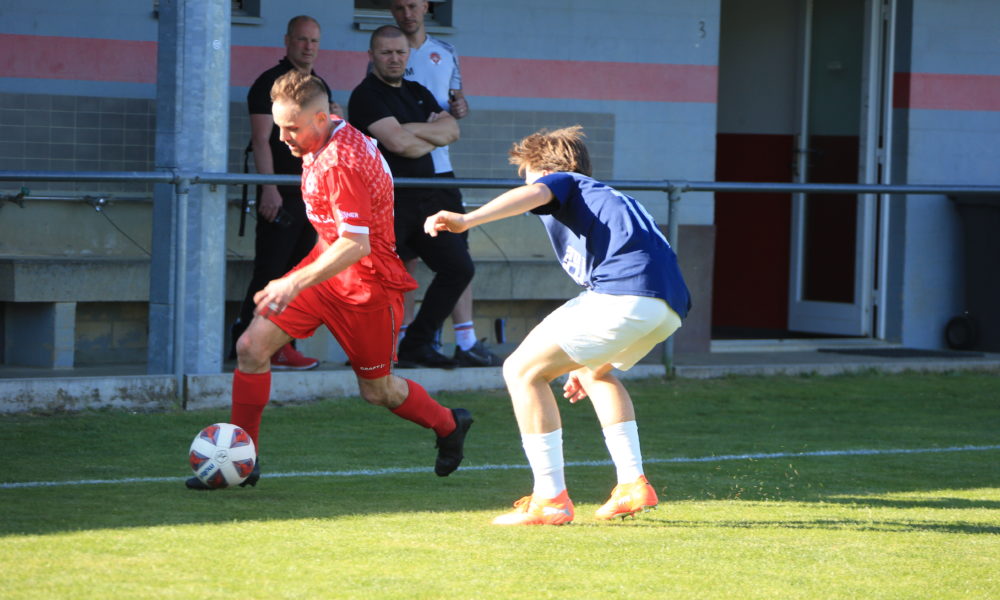 Loris Pisanello (Colombier) déborde Mathias Stauffer (Lignières).