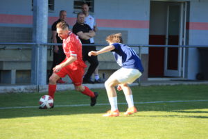 Loris Pisanello (Colombier) déborde Mathias Stauffer (Lignières).